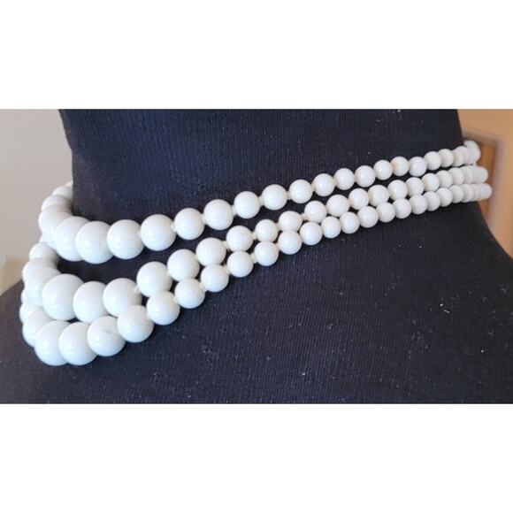 Vtg 50s 60s Milk Glass White Knotted Beads 3 Strand Choker Necklace Hook Clasp - Picture 2 of 6